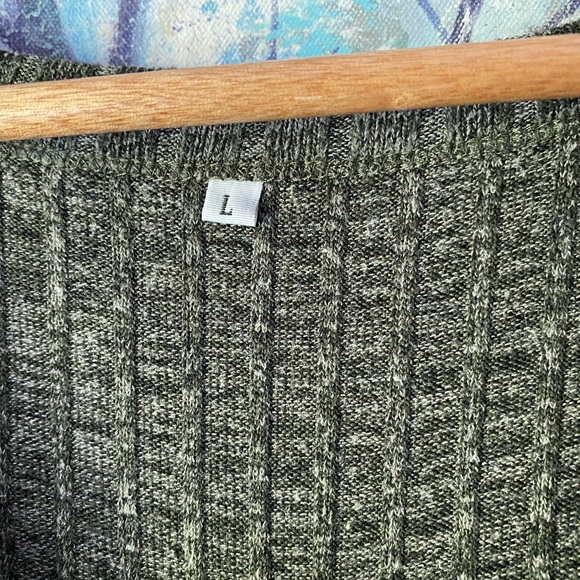 Ribbed V-Neck Lightweight Top - Picture 7 of 8